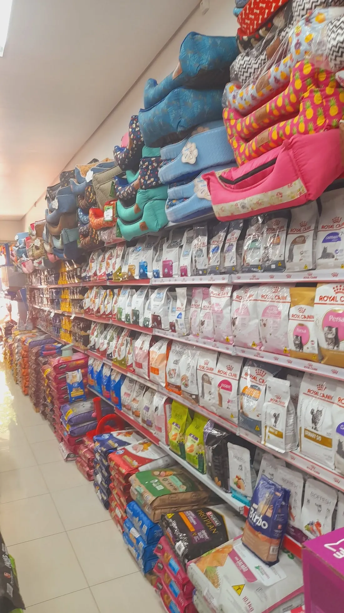 Prateleiras de ração e camas para pet