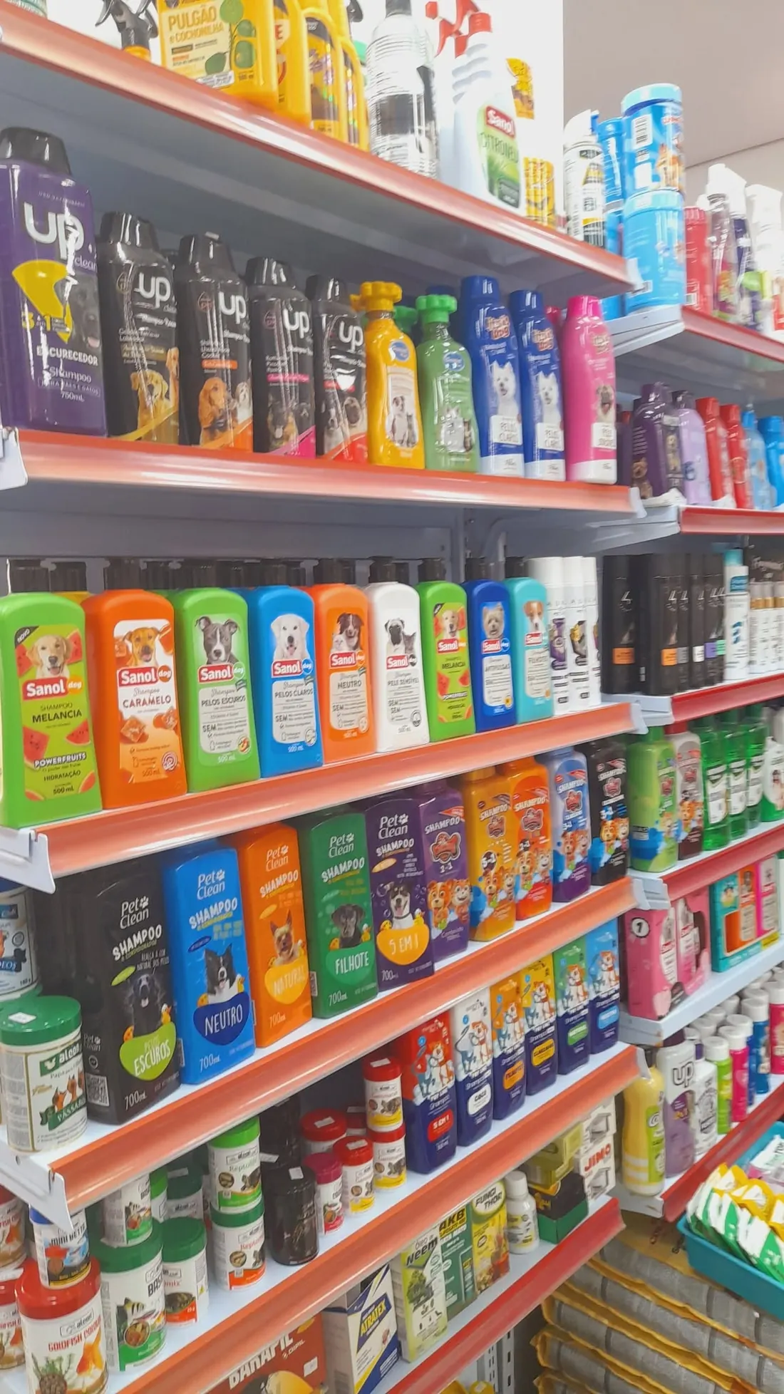 Prateleira de shampoos e produtos de higiene para pet