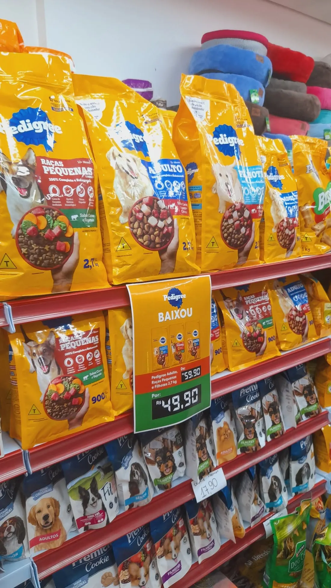 Gôndola de rações e petiscos vista de perto